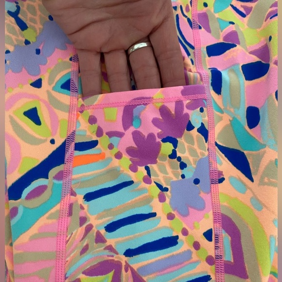 Lilly Pulitzer Luxletic Cropped Weekender Leggings Size Small - Picture 3 of 4